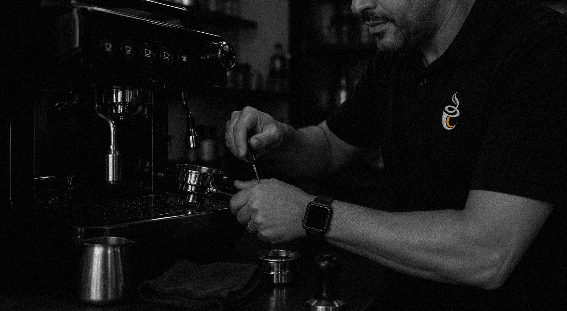Servicio técnico de Elite Coffee Service ajustando una máquina de café comercial